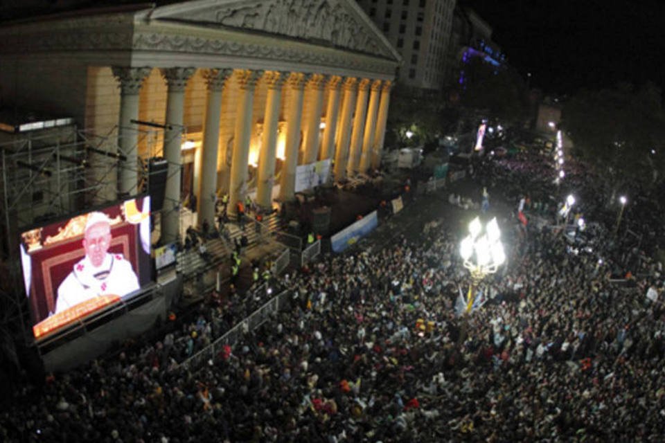 Multidão se reúne em Buenos Aires para acompanhar missa