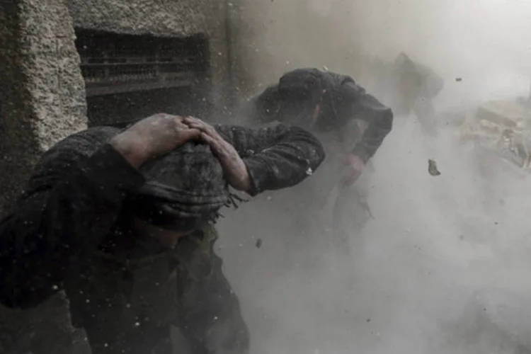 
	Combatente do Ex&eacute;rcito S&iacute;rio Livre: governo s&iacute;rio e opositores acusaram um ao outro de dispararem m&iacute;sseis carregados com elementos qu&iacute;micos
 (Goran Tomasevic/Reuters)