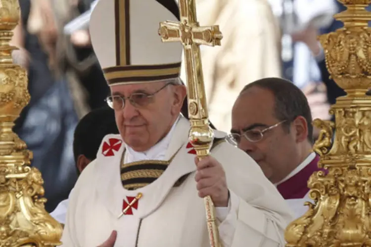 
	Papa Francisco participa de sua missa inaugural na Pra&ccedil;a de S&atilde;o Pedro, no Vaticano: muitos fieis ficaram impressionados com a postura do papa, de um pont&iacute;fice aberto e acess&iacute;vel
 (Reuters)