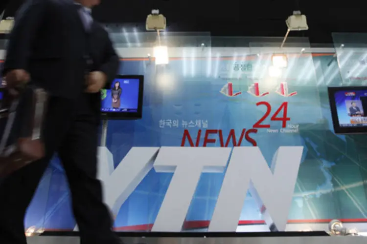 
	Homem caminha no escrit&oacute;rio de uma emissora de TV sul-coreana: servidores das redes de televis&atilde;o YTN, MBC e KBS foram afetados, assim como os banco Shinhan e NongHyupo
 (Lee Jae-Won/Reuters)