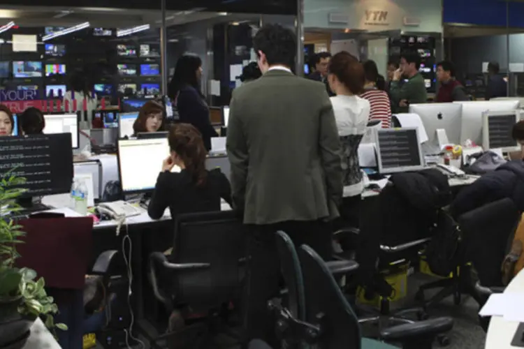 Computadores são vistos com problemas após um ataque de hackers a principal redação da emissora YTN, em Seul (Divulgação/YTN)