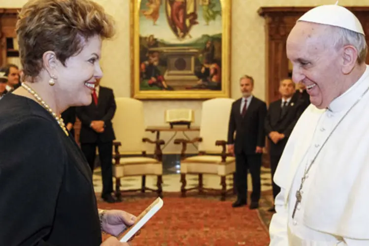 
	Dilma Rousseff conversa com o papa Francisco no Vaticano:&nbsp;Dilma tamb&eacute;m disse, ap&oacute;s encontro com o papa, que ele demonstrou conhecer a pol&iacute;tica de combate &agrave; pobreza e &agrave; fome desenvolvida no Brasil.
 (Roberto Stuckert Filho/Divulgação)