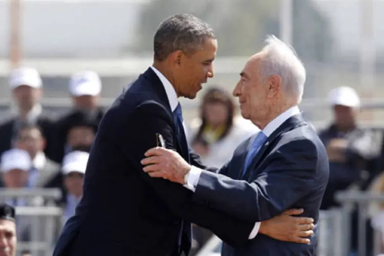 
	Obama abra&ccedil;a o presidente israelense Shimon Peres: &quot;estamos separados por um oceano e unidos pelo compromisso com a liberdade e a justi&ccedil;a&quot;, disse Peres
 (Nir Elias/Reuters)