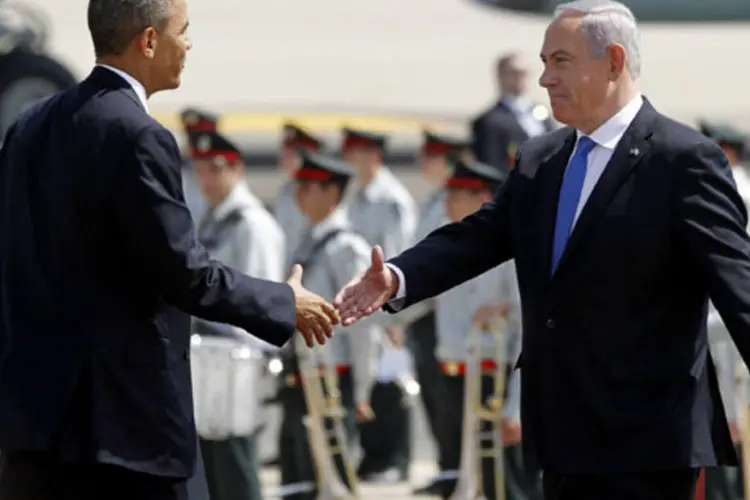 
	Obama cumprimenta o premi&ecirc; israelense, Benjamin Netanyahu, ao desembarcar em Israel: Obama assinalou que&nbsp;&quot;a paz deve chegar &agrave; Terra Santa&quot;
 (Jason Reed/Reuters)