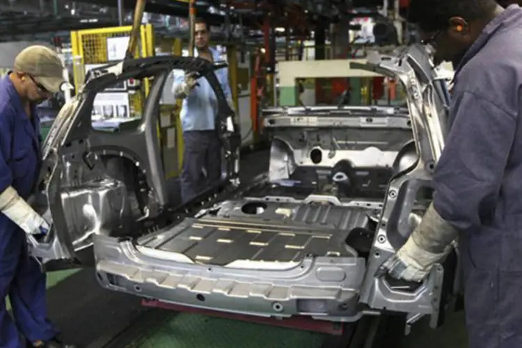 Funcionários trabalham na linha de montagem da Ford em fábrica de São Bernardo do Campo, em junho de 2012
 (Paulo Whitaker/Reuters)