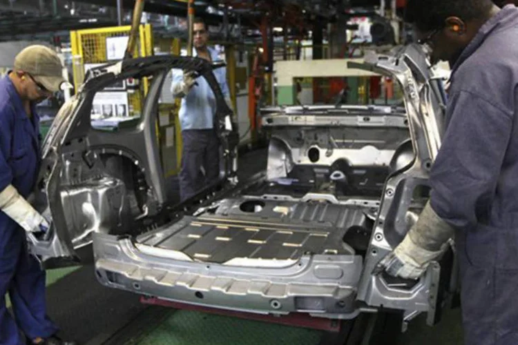 
	Funcion&aacute;rios trabalham na linha de montagem da Ford: entre os pedidos, est&aacute; a cria&ccedil;&atilde;o do Programa de Prote&ccedil;&atilde;o ao Emprego
 (Paulo Whitaker/Reuters)