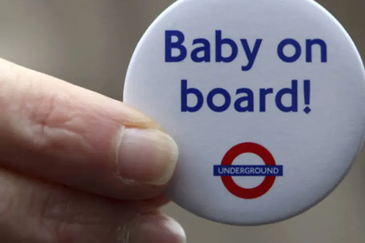 Bottom com a frase "Baby on board!" dado para duquesa de Cambridge durante visita a estação Baker Street do metrô, em Londres (Chris Radburn/Reuters)