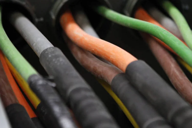 
	Cabos de fibra &oacute;ptica: Vivo n&atilde;o deve substituir sua rede de cabo da TVA, na regi&atilde;o metropolitana de S&atilde;o Paulo, pela de fibra
 (Mike Segar/Reuters)