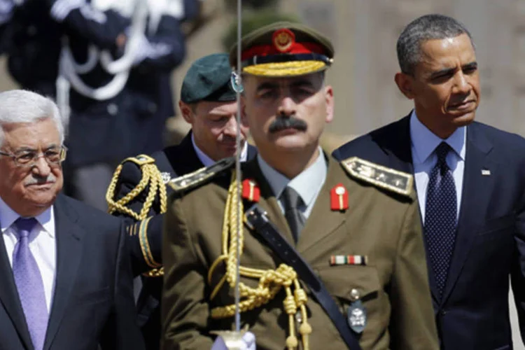 Presidente americano Barack Obama e o presidente palestino Mahmoud Abbas durante a cerimonia de boas-vindas na Cisjordânia, na cidade de Ramallah (Ammar Awad/Reuters)