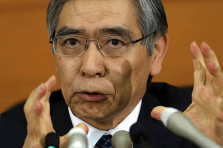 
	Presidente do Banco Central do Jap&atilde;o (BOJ): Haruhiko Kuroda fez o banco comprometer-se &agrave; compra de t&iacute;tulos ilimitada e afirmou que a base monet&aacute;ria vai quase dobrar
 (Toru Hanai/Reuters)