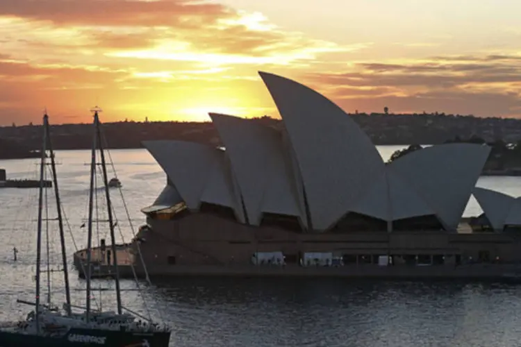 Novo veleiro Rainbow Warrior do Greenpeace passa pelo Opera House, em Sydney (Daniel Munoz/Reuters)
