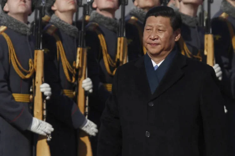 Presidente chinês Xi Jinping recebe as boas-vindas da guarda de honra russa no Aeroporto de Vnukovo, em Moscou (Maxim Shemetov/Reuters)