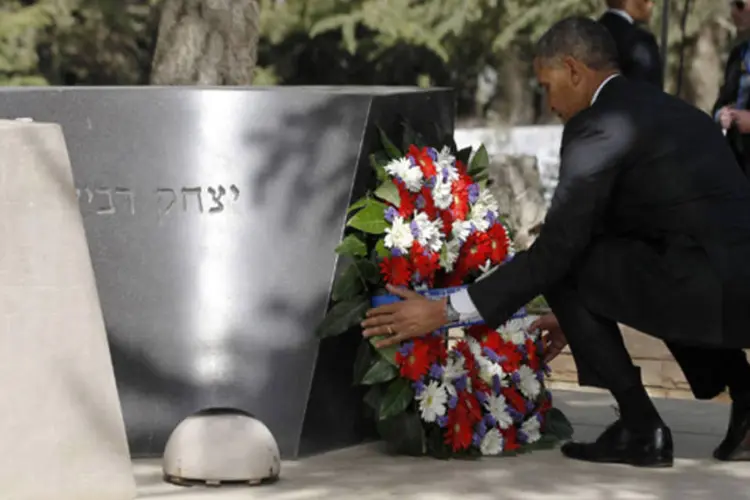 Presidente dos Estados Unidos, Barack Obama, coloca uma coroa de flores no túmulo do ex-primeiro ministro Yitzhak Rabin, em Jerusalém (Jason Reed/Reuters)