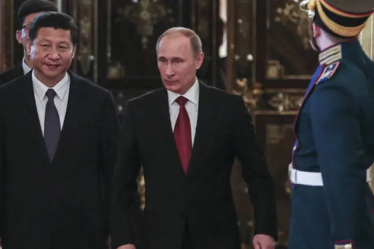 Presidente da Rússia, Vladimir Putin, com o presidente da China, Xi Jinping, caminham no Kremlin em Moscou (Sergei Ilnitsky/Reuters)