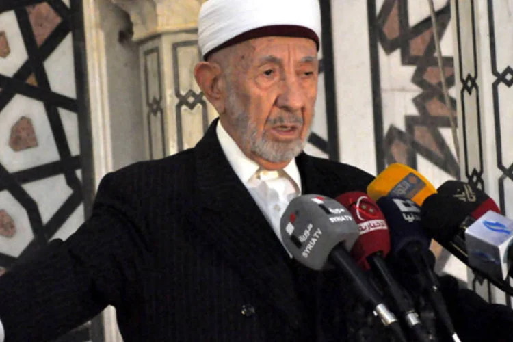 Foto de arquivo mostra o líder clérigo mulçumano Mohammed al-Buti discursando em frente a uma mesquita (SANA/Reuters)