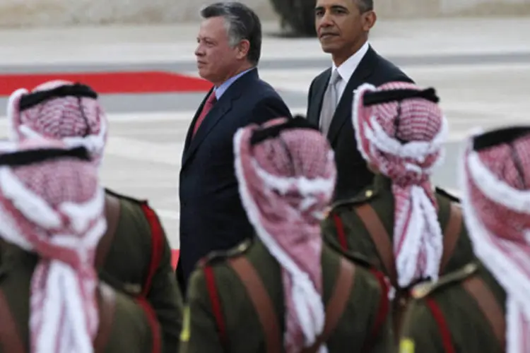 
	Obama participa de cerim&ocirc;nia oficial de recep&ccedil;&atilde;o no Pal&aacute;cio Real da Jord&acirc;nia, ao lado do rei Abdullah II: o monarca deve solicitar um maior respaldo para uma solu&ccedil;&atilde;o na S&iacute;ria
 (Jason Reed/Reuters)