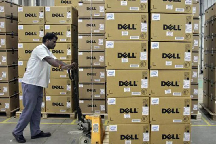 Um homem empurra um carrinho cheio de computadores Dell através de uma fábrica em Sriperumbudur Taluk, na Índia (Babu/Reuters)