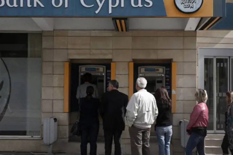 
	Pessoas fazem fila em frente ao Banco do Chipre: o Estado&nbsp;espera que desta opera&ccedil;&atilde;o de reestrutura&ccedil;&atilde;o banc&aacute;ria saiam os 4,2 bilh&otilde;es de euros, do total de 5,8 bilh&otilde;es que se comprometeu a reunir procedente do setor financeiro.
 (Yorgo Karahalis/Reuters)