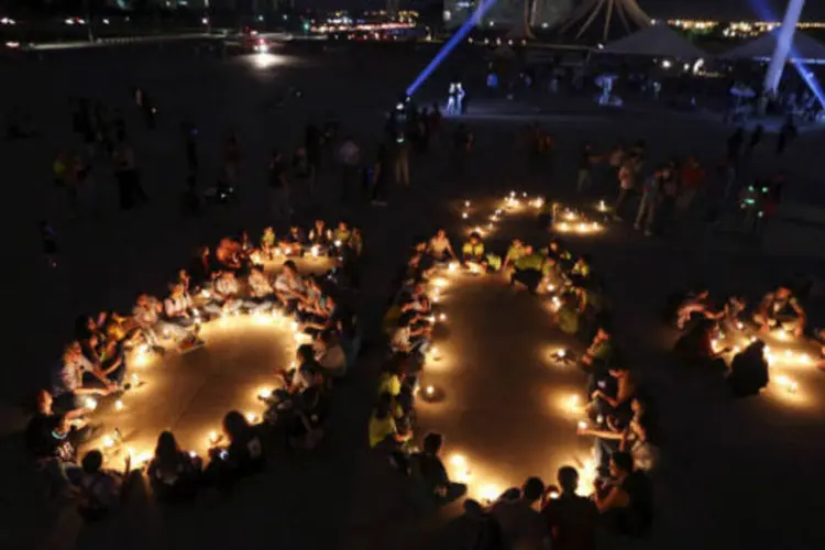 Pessoas acendem velas em Brasília para marcar a Hora do Planeta, em 23 de março de 2013 (Ueslei Marcelino / Reuters)