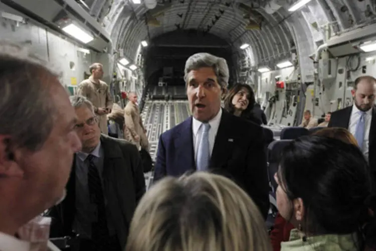 Secretário de Estado norte-americano, John Kerry, fala com a imprensa na aeronave Força Aérea C-17 (Jason Reed)