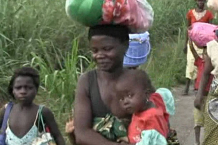 
	Pessoas deixam Begoua para a capital Bangui, na Rep&uacute;blica Centro-Africana:&nbsp;Na&ccedil;&otilde;es Unidas reivindicaram a&ccedil;&atilde;o urgente para proteger menores&nbsp;
 (Reuters TV/Reprodução)