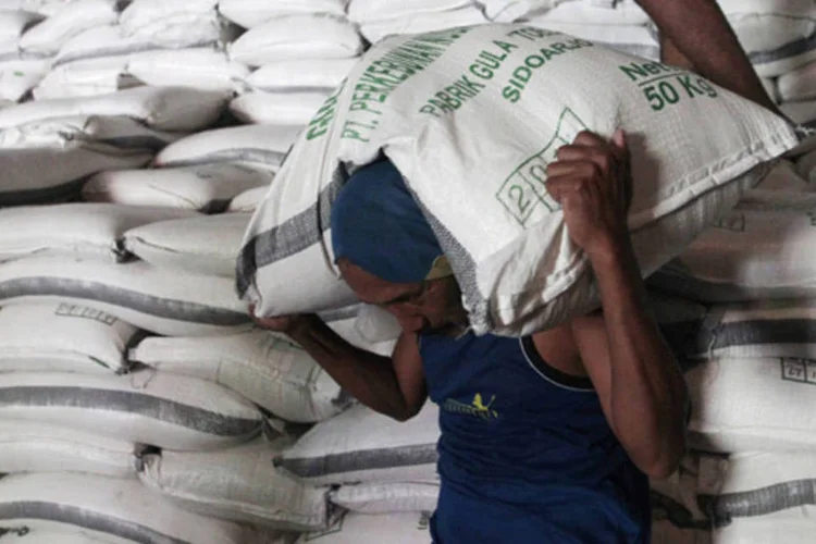 
	O fluxo de a&ccedil;&uacute;car bruto de alta polariza&ccedil;&atilde;o esperado para embarcar nos portos nas pr&oacute;ximas semanas caiu para 966.025 toneladas, ante mais de um milh&atilde;o de toneladas da semana passada
 (Sigit Pamungkas/Reuters)