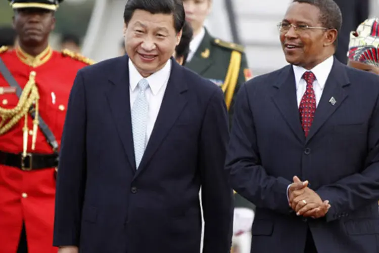 Presidente Xi Jinping ao lado do presidente da Tanzania Jakaya Kikwete na chegada em Dar es Salaam (Thomas Mukoya/Reuters)