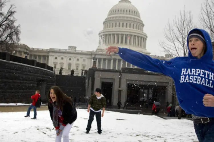 Crianças brincam com a neve enquanto aguardam por um tour no Congresso dos Estados Unidos, em Washington (Jonathan Ernst/Reuters)