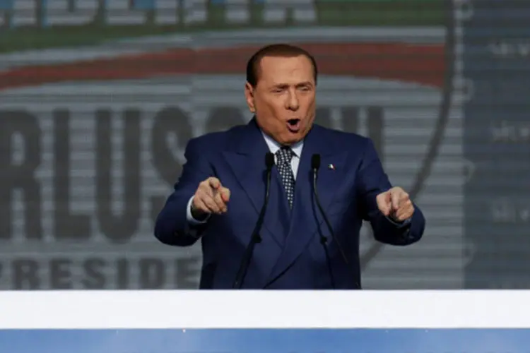 
	Silvio Berlusconi gesticula durante reuni&atilde;o em Roma: ex-premi&ecirc; italiano&nbsp;repetiu a exig&ecirc;ncia de ser inclu&iacute;do em qualquer novo governo
 (Yara Nardi/Reuters)