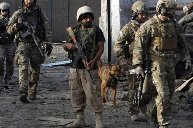 
	Tropas da Otan e do Afeganist&atilde;o chegam ao local de um ataque suicida em Jalalabad
 (Parwiz/Reuters)