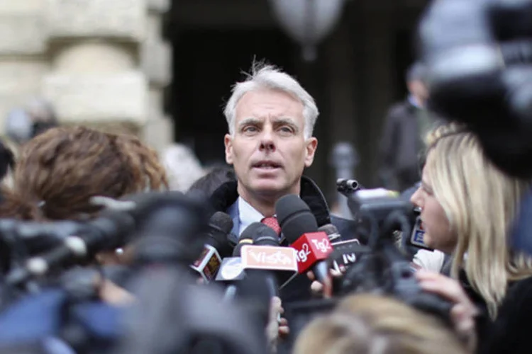 Carlo Dalla Vedova, advogado de Amanda Know, conversa com jornalistas enquanto deixa o Tribunal de Cassação da Itália, em Roma (Alessandro Bianchi/Reuters)