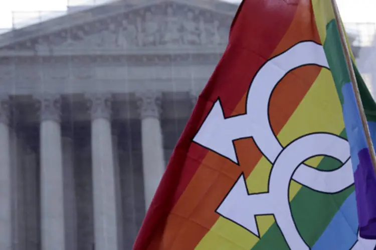 Manifestantes levantam uma bandeira pelo casamento gay ao lado de fora da Suprema Corte dos Estados Unidos (Joshua Roberts/Reuters)