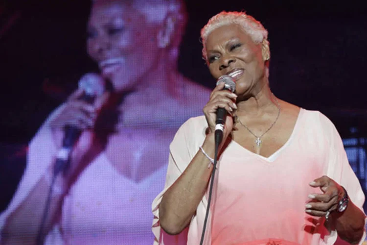 Dionne Warwick em apresentação durante o Jamaica Jazz and Blues Festival, na cidade jamaicana de Trelawny
 (Reuters)