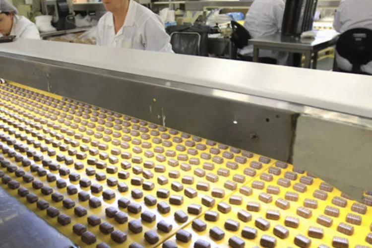 Trabalhadores inspecionam chocolates praliné em Vlezenbeek, próximo de Bruxelas (Yves Herman/Reuters)