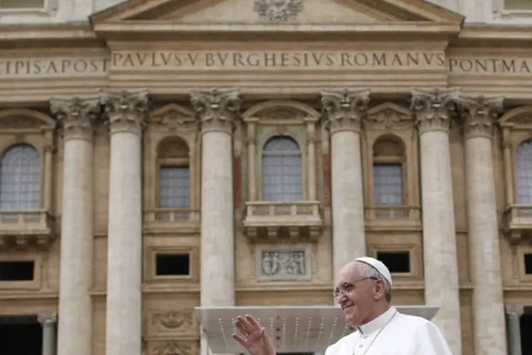 
	Papa Francisco acena aos fi&eacute;is no final da audi&ecirc;ncia p&uacute;blica na Pra&ccedil;a de S&atilde;o Pedro: a audi&ecirc;ncia re&uacute;ne 20.000 pessoas
 (Tony Gentile/Reuters)