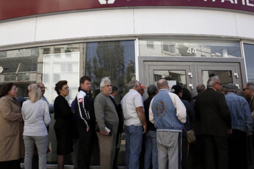 Confiança da zona do euro recua por preocupação com Chipre