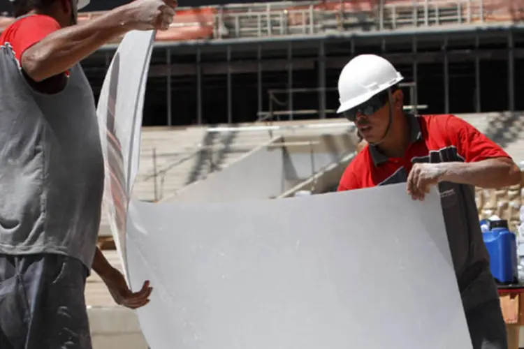 Operários trabalham na renovação do Estádio do Mineirão, que sediará jogos da Copa do Mundo 2014, em Belo Horizonte, em outubro de 2012 (Washington Alves/Reuters)