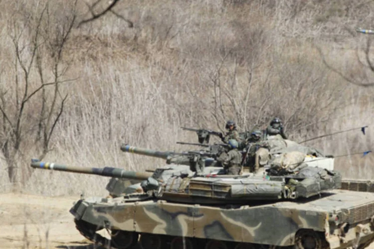 Soldado sul-coreano da unidade de artilharia participa de um exercício militar próximo da zona desmilitarizada que separa a Coréia do Norte com o Sul, em Paju (Lee Jae-Won/Reuters)