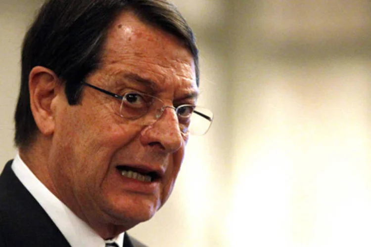 
	Nicos Anastasiades: presidente do Chipre afirmou a rep&oacute;rteres que vai enviar uma carta ao presidente da Comiss&atilde;o Europeia e ao presidente do Conselho Europeu para que receba assist&ecirc;ncia extra
 (Bogdan Cristel/Reuters)