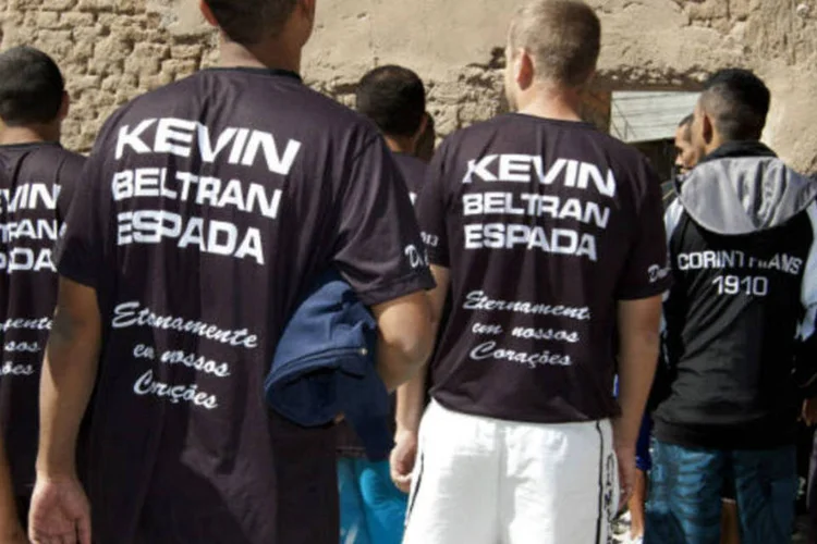 
	Corintianos presos na Bol&iacute;via homenageiam Kevin Beltr&aacute;n Espada, morto em est&aacute;dio por um sinalizador
 (Daniel Rodrigo / Reuters)