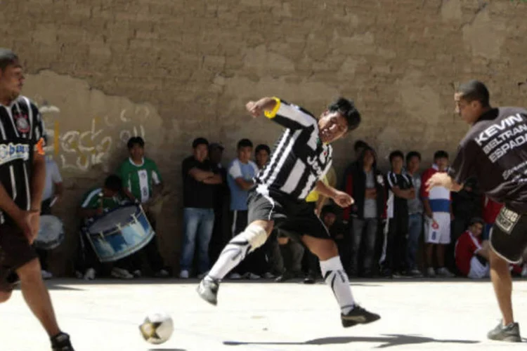 
	Os cinco torcedores fazem parte do grupo de 12 corintianos acusados pela morte do adolescente boliviano Kevin Spada, atingido por um sinalizador, durante um jogo entre o Corinthians e o San Jos&eacute;
 (Daniel Rodrigo / Reuters)