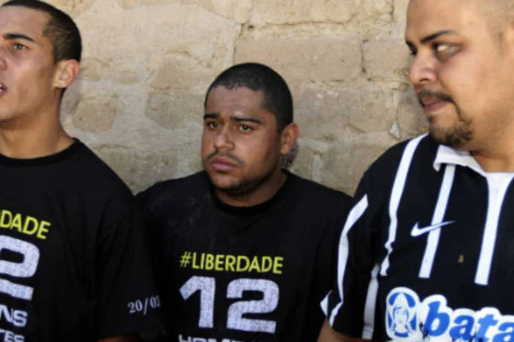 
	Corintianos: ao todo, foram 12 torcedores detidos naquela noite de 20 de fevereiro, sob acusa&ccedil;&atilde;o de envolvimento na morte do garoto, mas sete deles haviam sido liberados por falta de provas
 (Daniel Rodrigo / Reuters)