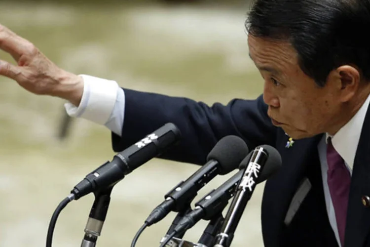 
	Taro Aso: alerta do comit&ecirc; de recomenda&ccedil;&otilde;es para o ministro das Finan&ccedil;as ocorre em um momento cr&iacute;tico - quando o mercado de t&iacute;tulos do governo tem visto os pre&ccedil;os ca&iacute;rem
 (Issei Kato/Reuters)