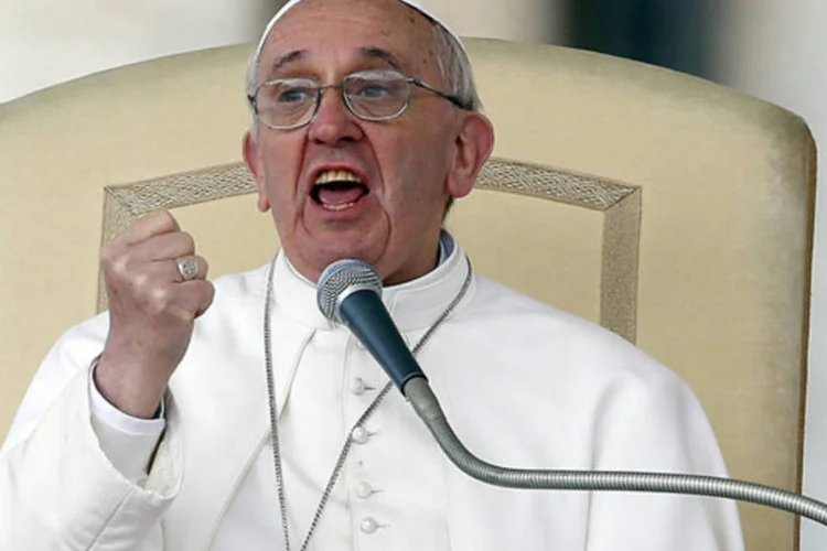 Papa Francisco: "isto é belo, porque é um pouco a missão que têm as mulheres, as mães, as avós, de levar este testemunho aos seus filhos e netos", improvisou (Stefano Rellandini/Reuters)