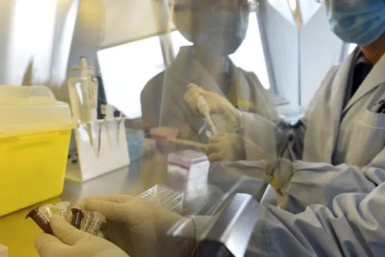 Técnicos realizam um teste para o vírus da gripe aviária, o H7N9, no Centro de Controle e Prevenção de Doenças em Pequim (Reuters)