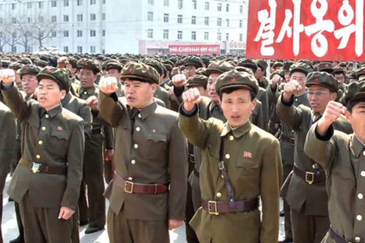 
	Norte-coreanos: a Coreia do Norte prop&ocirc;s, inclusive, que a R&uacute;ssia, que ainda mant&eacute;m di&aacute;logo com o pa&iacute;s, evacue sua lega&ccedil;&atilde;o em fun&ccedil;&atilde;o do aumento da tens&atilde;o na pen&iacute;nsula coreana
 (KCNA/Reuters)
