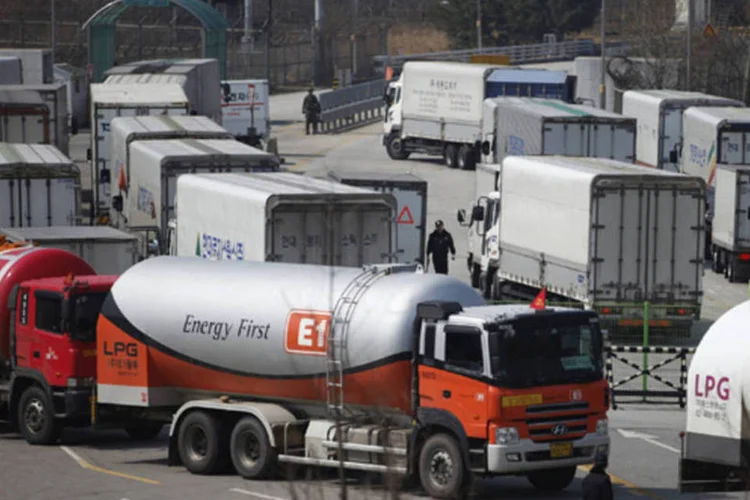 Caminhões da Coreia do Sul retornam par a alfândega sul-coreana após terem acesso negado ao Complexo Industrial Kaesong, em Paju, na Coreia do Norte (Kim Hong-Ji/Reuters)