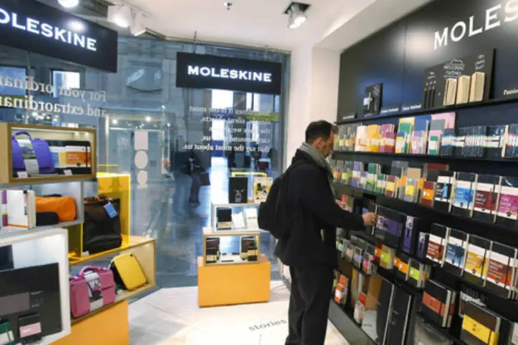 Homem olha para blocos de anotações em uma loja da Moleskine em Milão, Itália (Alessandro Garofalo/Reuters)