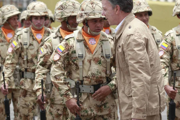 
	O governo de Santos est&aacute; envolvido desde 2012 em um processo de paz com a guerrilha comunista For&ccedil;as Armadas Revolucion&aacute;rias da Col&ocirc;mbia (Farc)
 (Jose Miguel Gomez/Reuters)