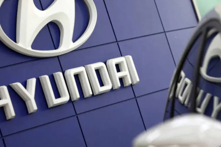 
	Logo da Hyundai pr&oacute;ximo de um Sonata: a partir de 2014, 90% dos carros da montadora colocados &agrave; venda na Europa ter&atilde;o sido fabricados na regi&atilde;o, planeja a empresa
 (Lee Jae-Won/Reuters)